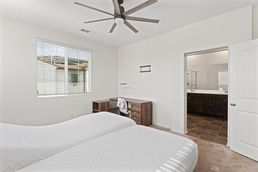 Building Photo - 30324 Town Square Dr