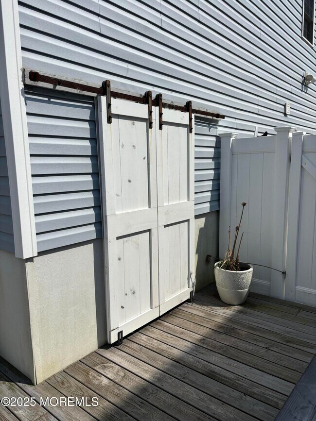 Building Photo - 304 6th Ave