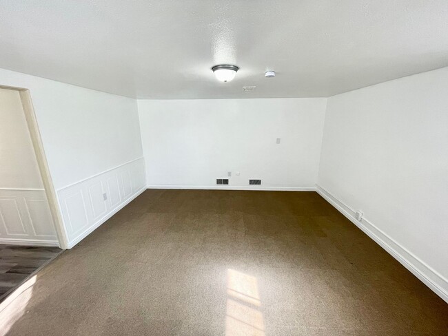 Building Photo - Large 1 bd/1b Basement Apartment in Downtown Caldwell!