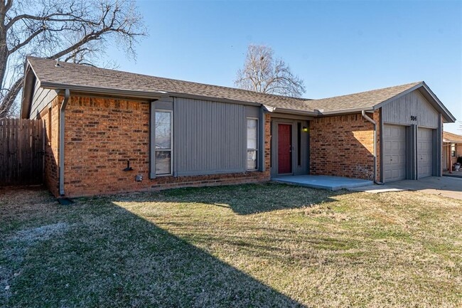 Building Photo - 904 Oakwood Dr