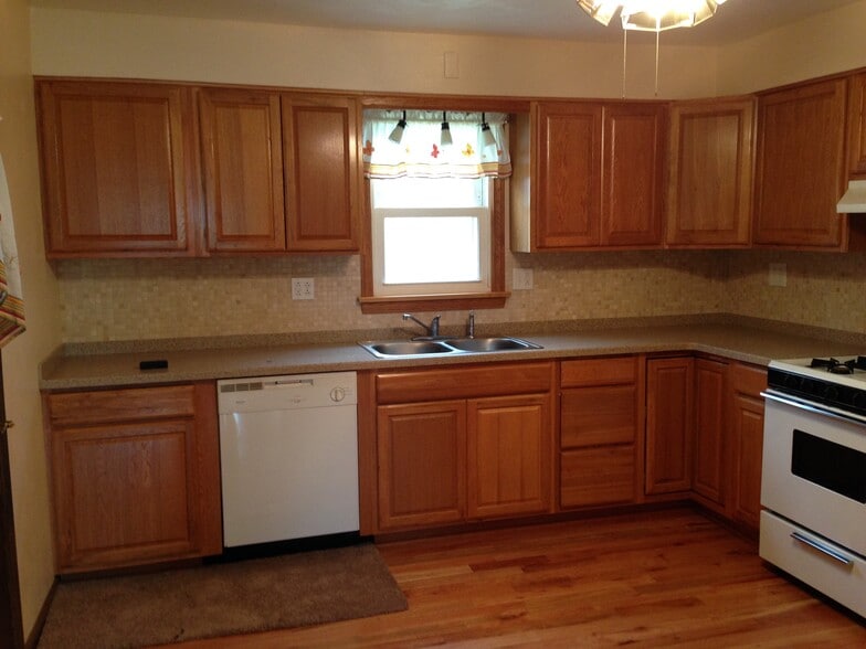 Kitchen - 8595 Kirsch Rd