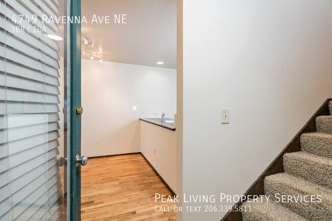 Building Photo - UW 3bed/1bth! FREE PARKING & LAUNDRY!