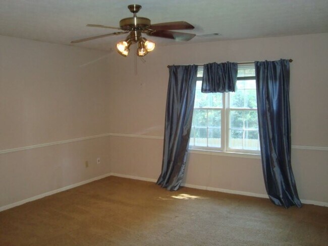 Building Photo - 4 Bedroom 2.5 Bath Home available to rent!