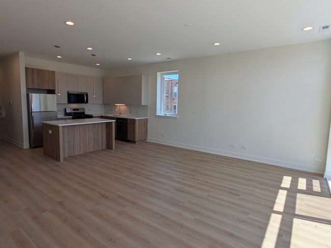 Building Photo - 4744 W Addison St