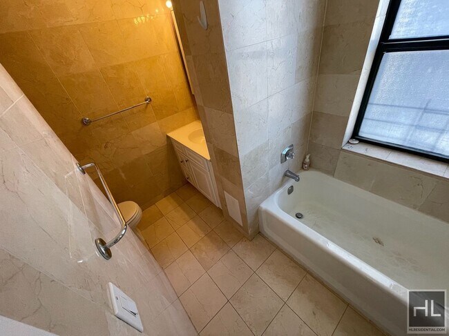 Building Photo - Beautiful 3 Bedroom 2.5 bath Apartment In ...
