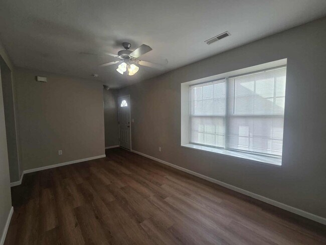 Building Photo - 936 W 8th St