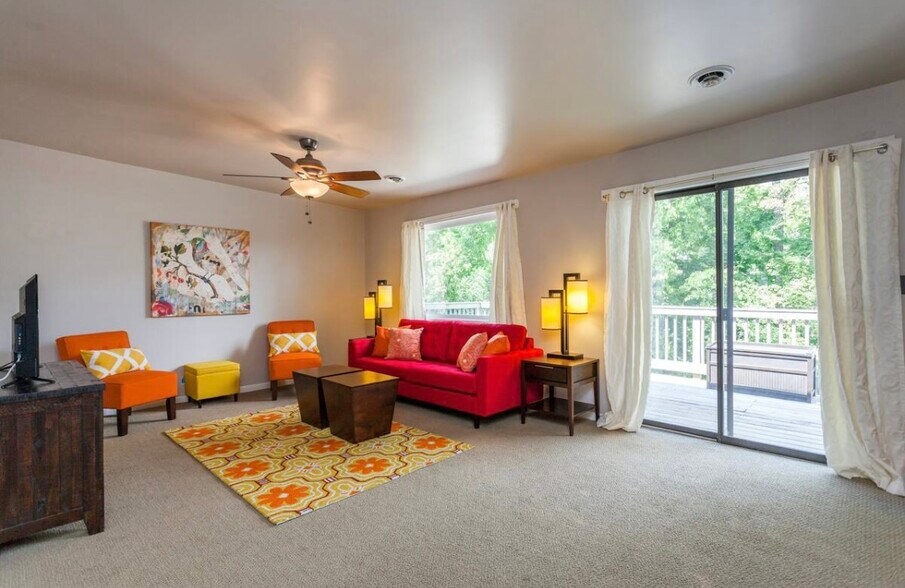 Living room with a view of the deck - 1709 Villa Pl