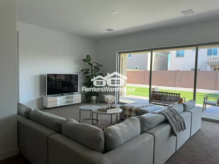 Building Photo - 8615 W Solano Dr