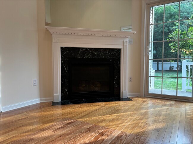 Building Photo - 511 Elm St