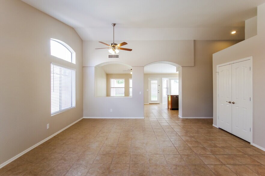 Building Photo - 6115 W Park View Ln