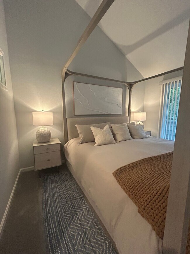 Building Photo - 2 Bed 2.5 bath townhome located on the golf course!