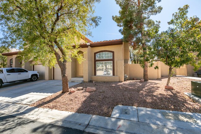 Building Photo - Stylish 2-Bedroom Townhome in Henderson!