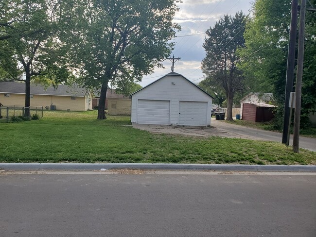Building Photo - Court St Duplex