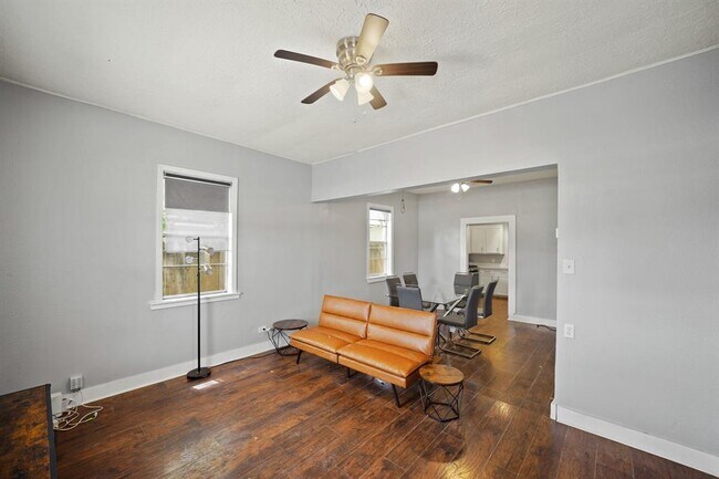Primary Photo - 2716 Commerce St