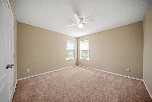 Building Photo - 4 Bedroom/2.5 Bath Mustang Valley Subdivision