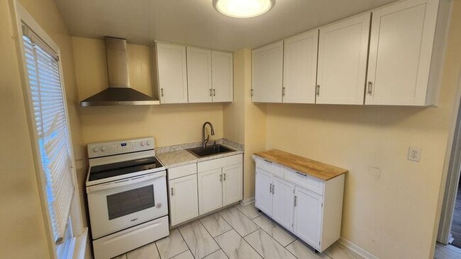 Building Photo - Charming Benson Home