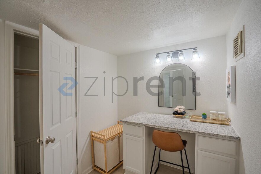 Building Photo - Unit 2