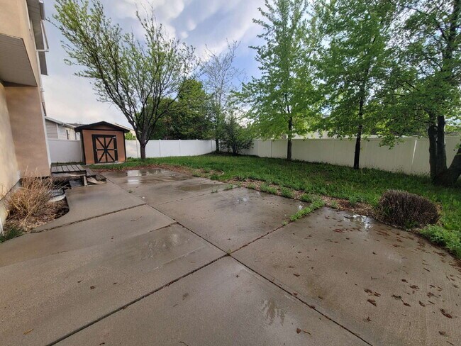 Building Photo - "Spacious 5-Bedroom home with 3.5 Baths and fenced yard!"