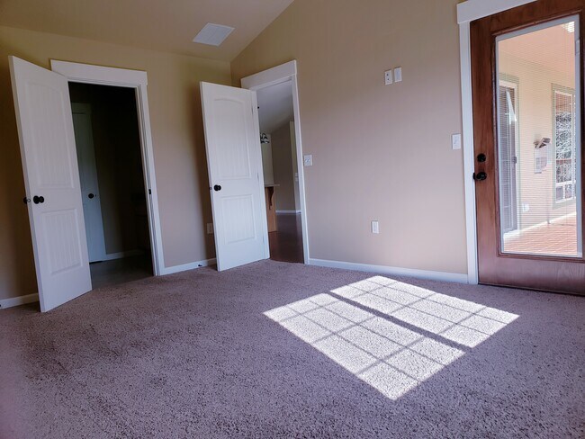 master bedroom - 28450 Pleasant Valley Rd