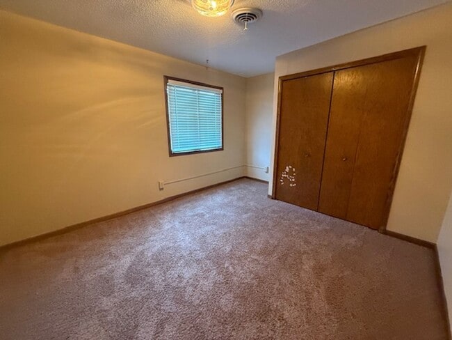 Building Photo - 2BR Urbana Apartment with New Appliances & Back Porch