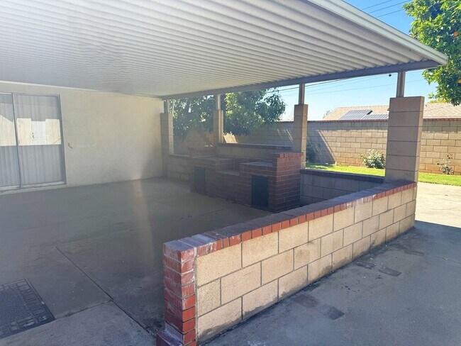 Building Photo - 623 N Rimhurst Ave