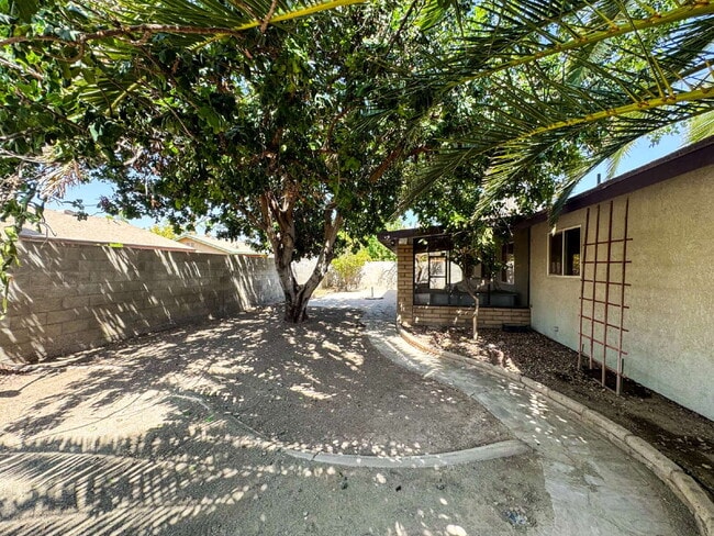 Building Photo - "Charming 3-Bed Oasis with 2 Baths and 170...