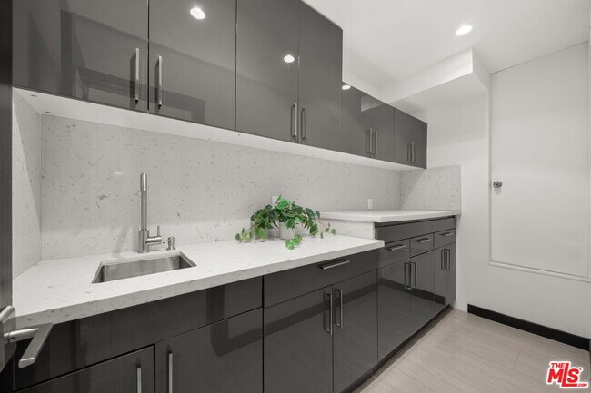 Building Photo - 28207 Laura La Plante Dr
