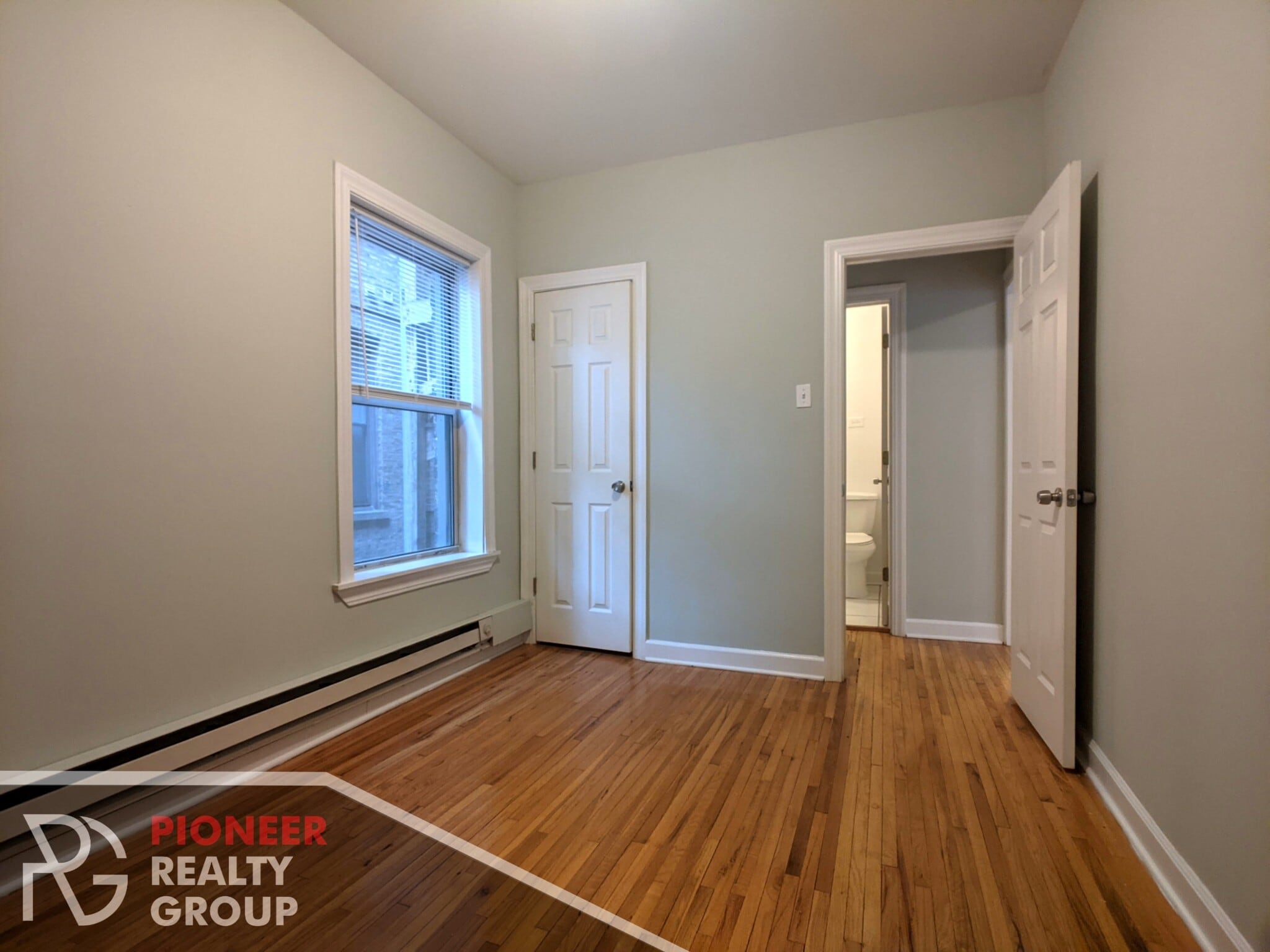 Building Photo - 634 W Barry Ave