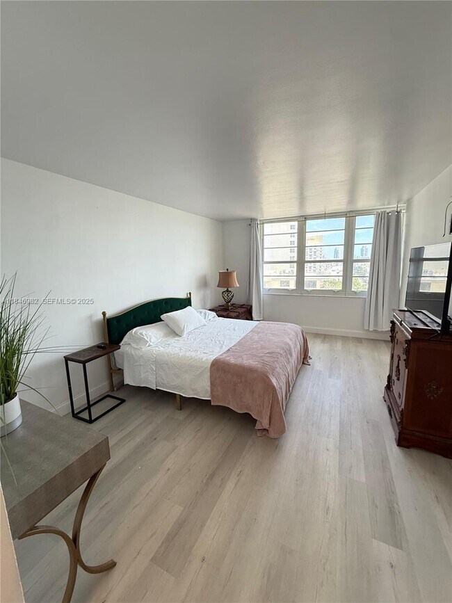 Building Photo - 100 Lincoln Rd