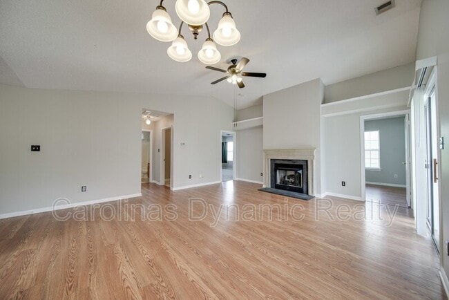 Building Photo - 120 Lantana Dr