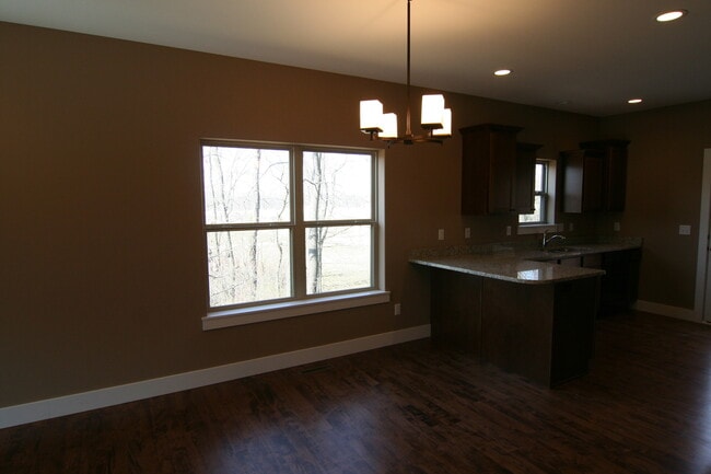 Building Photo - 4 Bedroom, 3 bath close to University and ...