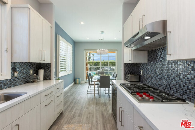 Building Photo - 546 N Indian Canyon Dr