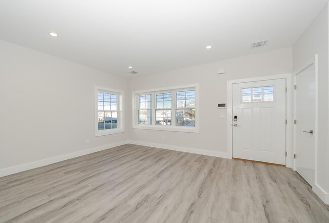 Building Photo - 2818 Ocean Ave