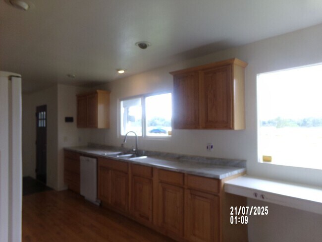 Building Photo - 3bd 2ba with 4 garages