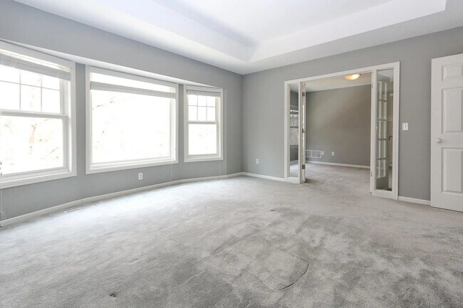 Building Photo - Rare 4 bed singe family super nice luxurio...