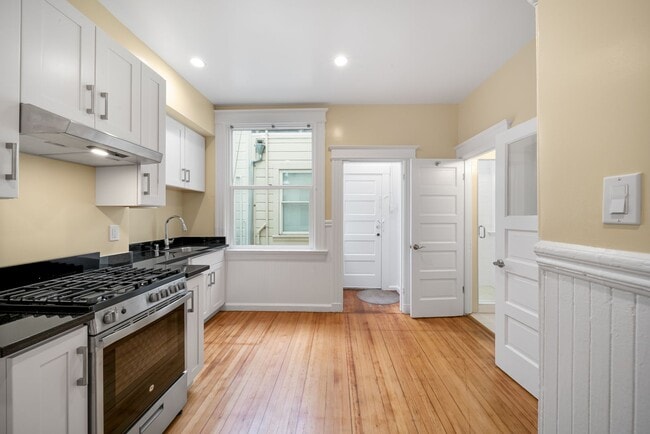 Building Photo - Remodeled pet friendly 1BR w/ shared roof deck, new kitchen, laundry