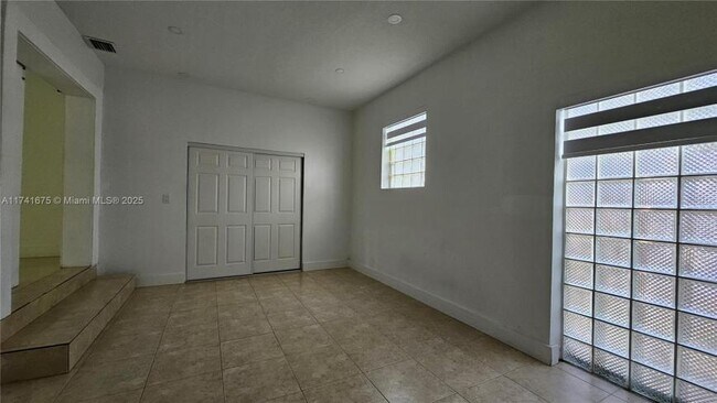 Building Photo - 3 bedroom in Hollywood FL 33020