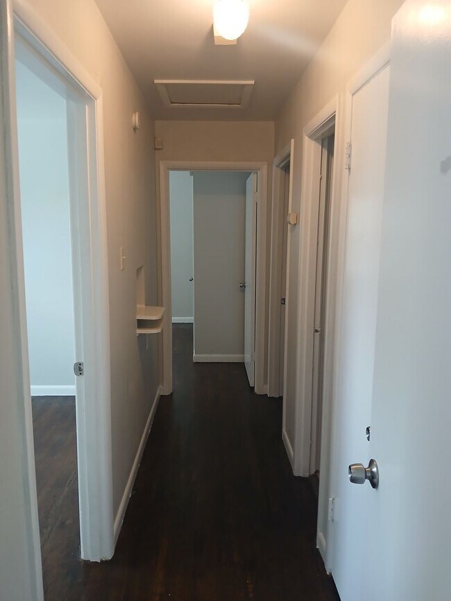 Building Photo - 4 Bedrooms and 1 Bath Near Hwy 75 and Fore...