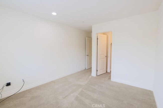 Building Photo - 3294 Ledgewood Cir