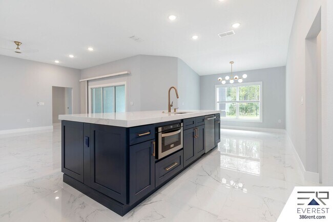 Building Photo - FULLY FENCED, LIKE NEW, CUSTOM BUILT 3/2/2 ON A CUL DE SAC IN DESIRABLE QUAIL HOLLOW