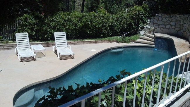 Lower deck to relax - 17218 Escalon Dr