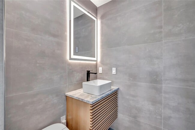 Building Photo - 15180 Lyneburg Ave