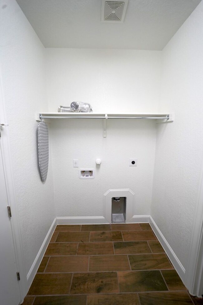 Building Photo - Executive Style Rental Now Available in Bo...