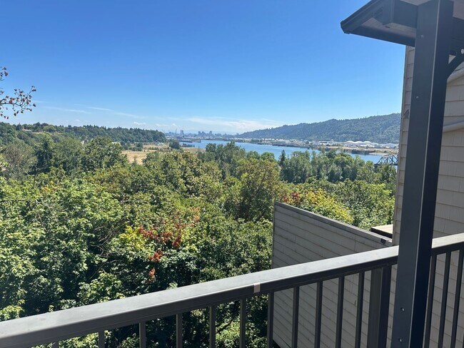 Building Photo - Top-Floor Stunner with Views – Fully Remod...
