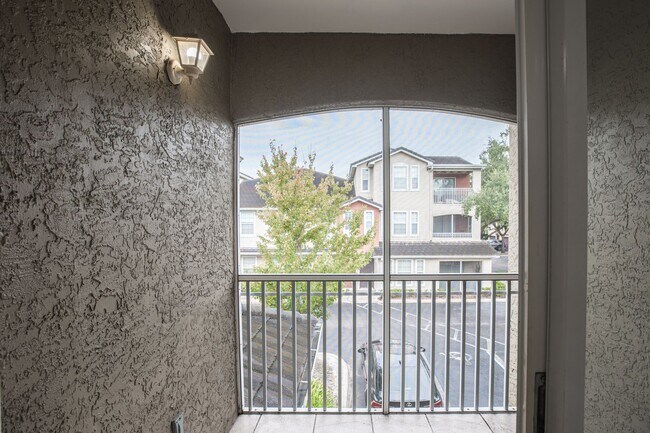 Building Photo - Stunning Condo with Garage