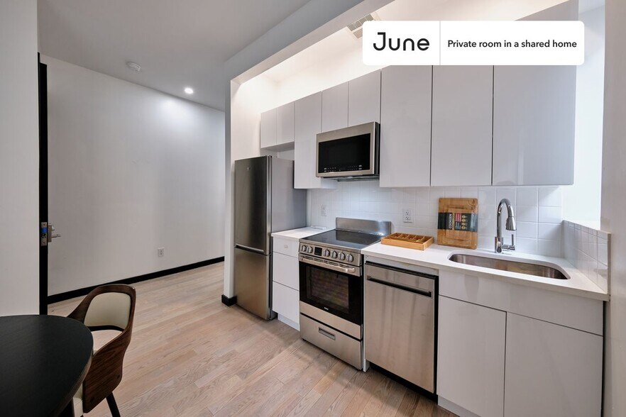 Building Photo - Private bedroom in 4 bed/4 bath Home