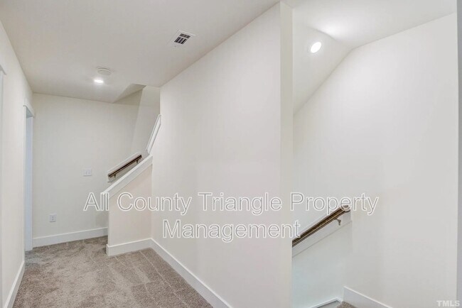 Building Photo - 6943 Doddridge Ln