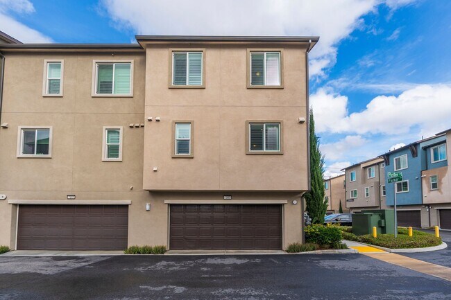 Building Photo - Newer townhome rental located in the gated One Seven Eight community!