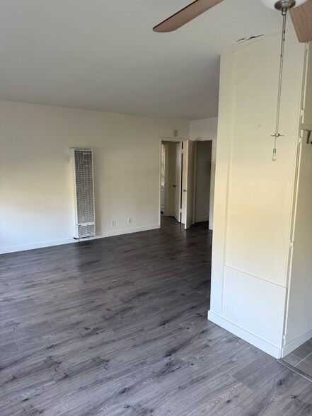 Building Photo - 2140 Beachwood Dr