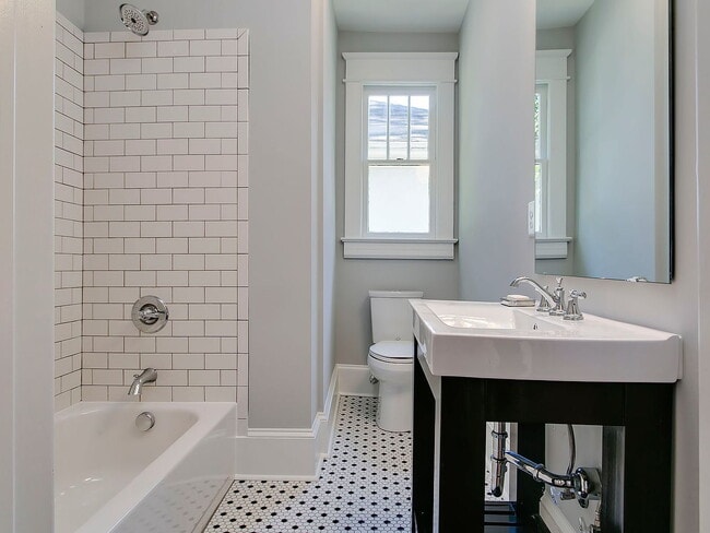 Building Photo - 926 W Trinity Ave